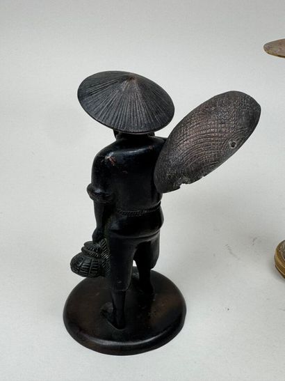 ASIE, XXe.
- pêcheur en métal patiné.
H....