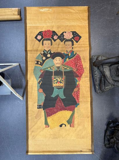 Trois dignitaires.
220 x 102 cm.
(taches,...