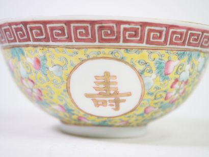 CHINE, XXe.
Bol en porcelaine polychrome...