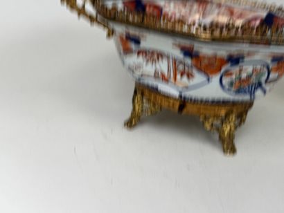 ASIE, XXe.
Coupe octogonale en porcelaine...