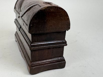 Coffret en bois mouluré et sculpté.
Travail...
