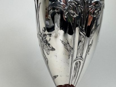 GALLIA.
Important vase en métal argenté à...