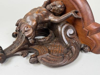 Sellette murale en bois sculpté et ajouré...