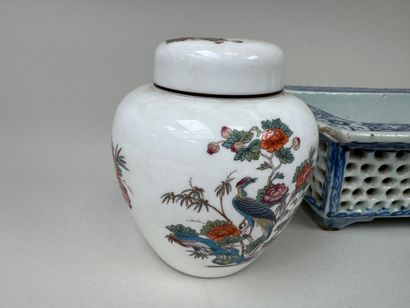 Lot en porcelaine comprenant :
- ASIE, XXe.
Jardinière...