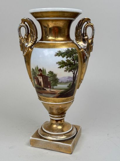 PARIS, XIXe.
Vase en porcelaine polychrome...