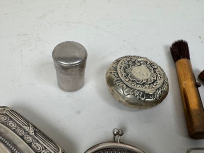 Lot d'objets de vitrine en argent et métal...