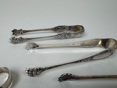 Five sugar tongs in 950/1000 silver, various...