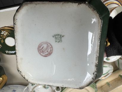 Important lot en porcelaine et faïence comprenant...