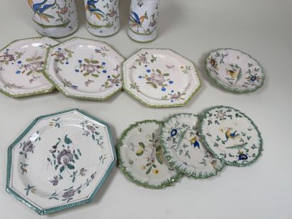 Lot en faïence polychrome à décor d'échassiers,...