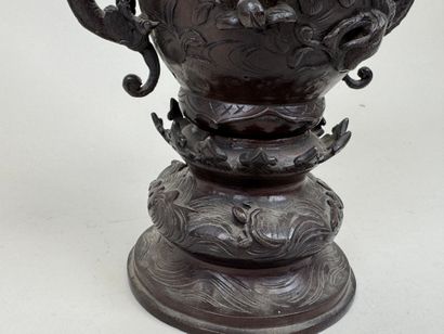 ASIE, XXe.
Brûle-parfum en bronze patiné...