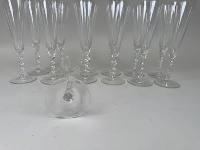 SEVRES.
Série de 13 flûtes à champagne en...