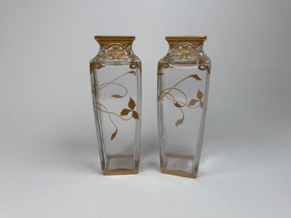 Paire de vases en cristal à décor rehaussé...