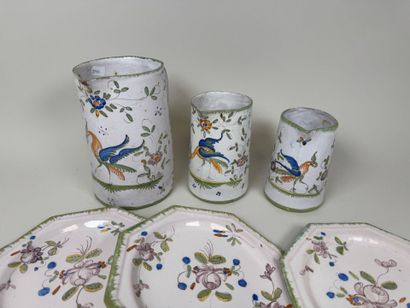 Lot en faïence polychrome à décor d'échassiers,...