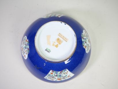 CHINE, XXe. 
Saladier en porcelaine bleue...