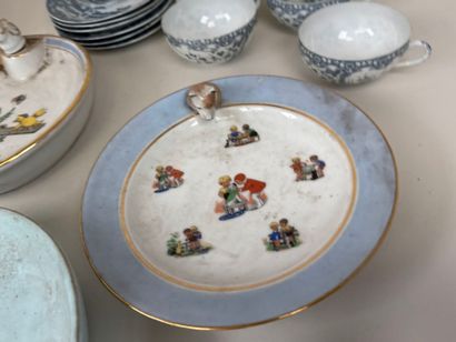 Lot en faïence et porcelaine polychrome comprenant...