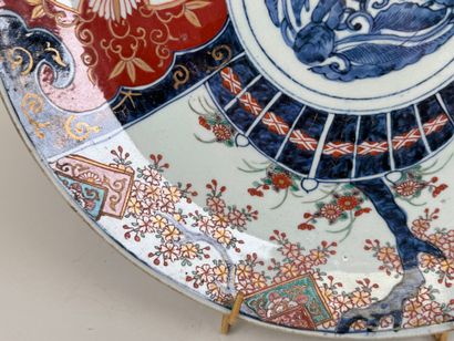 JAPON; IMARI.
Grand plat circulaire en porcelaine...