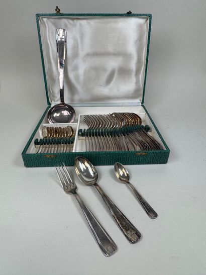 Ménagère en métal argenté à décor de filet...