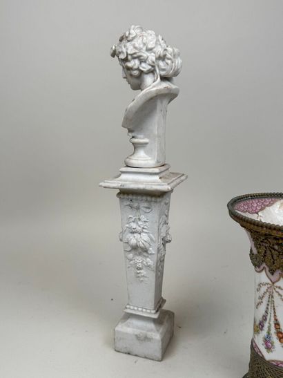 Lot comprenant :
- un vase en porcelaine...