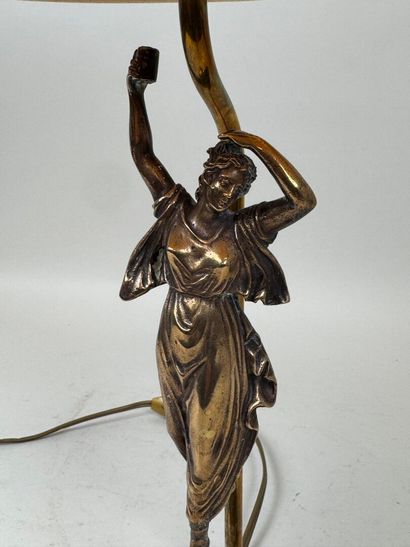 Lampe en métal argenté et bronze doré à décor...