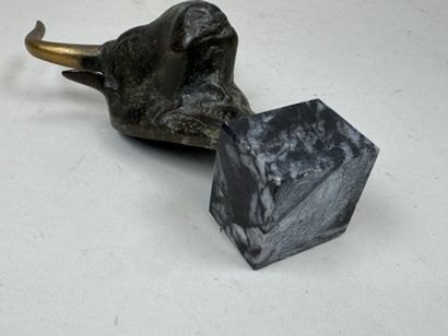 École, XXe.
Taureau.
Sujet en bronze à deux...