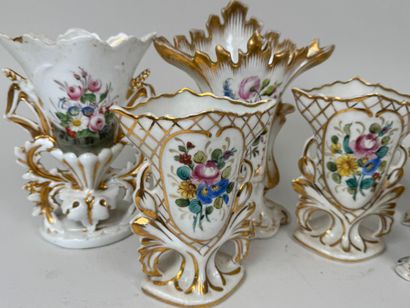 Collection de 8 vases de mariées en porcelaine...