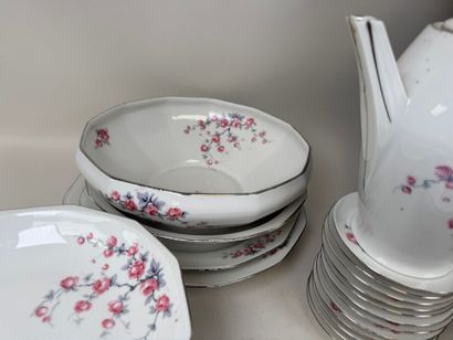 Partie de service de table en porcelaine...
