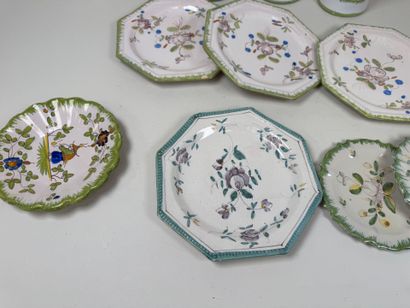 Lot en faïence polychrome à décor d'échassiers,...
