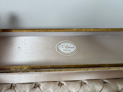 Éventail en nacre et dentelle à décor d'une...