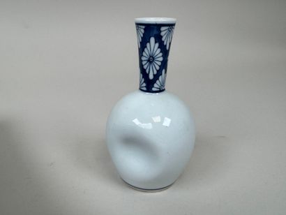 Lot en porcelaine comprenant :
- ASIE, XXe.
Jardinière...