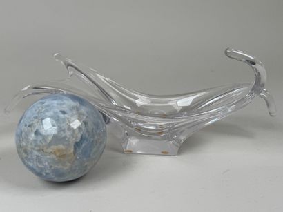 Boule en calcite bleue.
D. 8 cm.
On y joint...