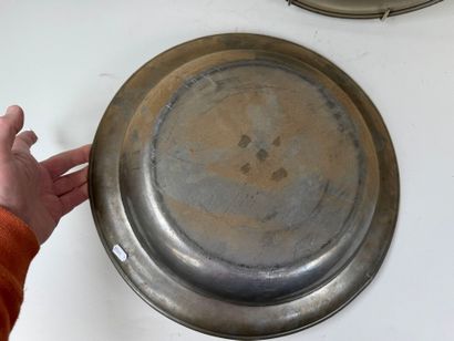 Paire de plats creux et circulaires en métal...