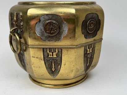 CHINE, XXe.
Cache-pot en bronze doré à décor...