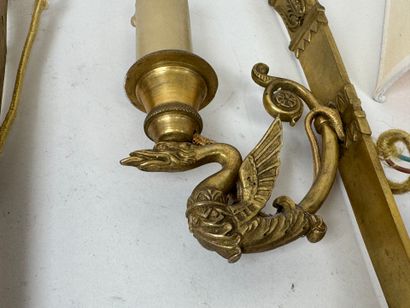 Paire d'appliques en bronze doré et ciselé...