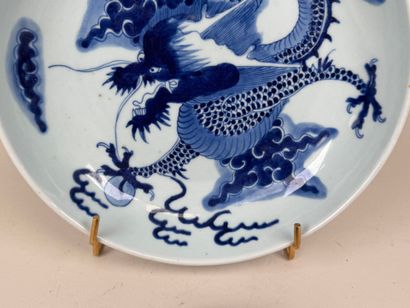 ASIE, XXe.
Plat creux en porcelaine polychrome...