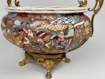 JAPON, XXe.
Coupe polylobée en céramique...