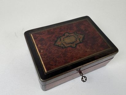 Coffret rectangulaire à bijoux en bois et...