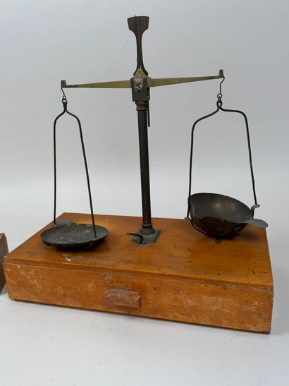 Balance trébuchet en bois et laiton ouvrant...