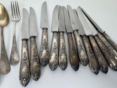 Lot en métal argenté et argent fourré comprenant...