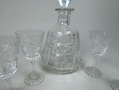 Petit service à liqueur en cristal taillé...
