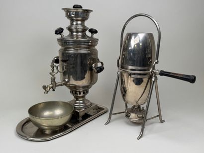 Samovar et cafetière en métal et bois tourné.
H....