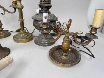 Lot de 9 bougeoirs, flambeau, lampe à pétrole...