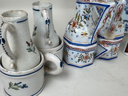 Lot en porcelaine et faïence polychrome comprenant...