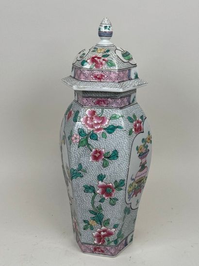 CHINE, XXe.
Pot couvert de forme hexagonale...