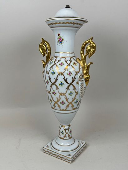 Porcelaine de COULEUVRE.
Grand vase en porcelaine...