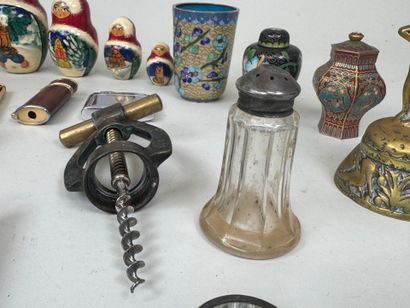 Important lot d'objets de vitrine comprenant...