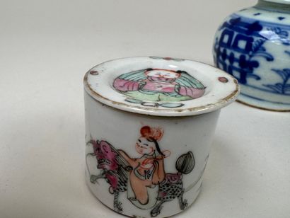 ASIE, XXe.
Lot en porcelaine polychrome comprenant...