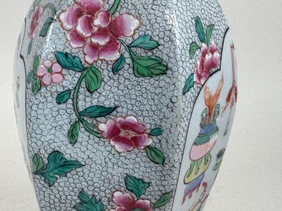 CHINE, XXe.
Pot couvert de forme hexagonale...