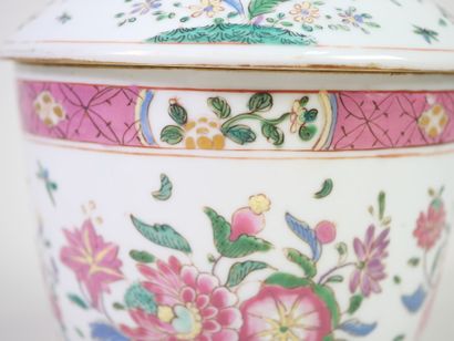 CHINE, XXe. 
Pot couvert en porcelaine polychrome...