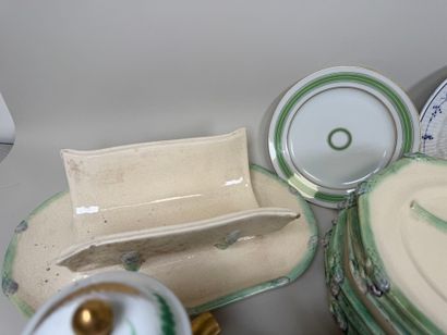 Important lot en porcelaine et faïence comprenant...