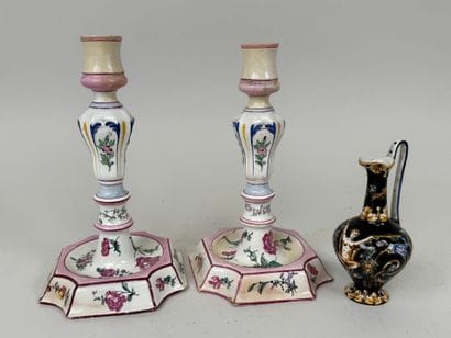 GIEN.
Paire de flambeaux en faïence polychrome...